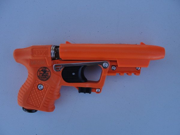 The 2-barrel version does not have an integrated laser, but provides the option with a Picatinny rail.