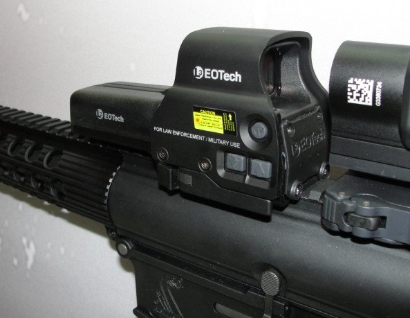 Side mounted brightness and NV controls makes the 558 very accommodating to add-on magnifiers or night vision optics.